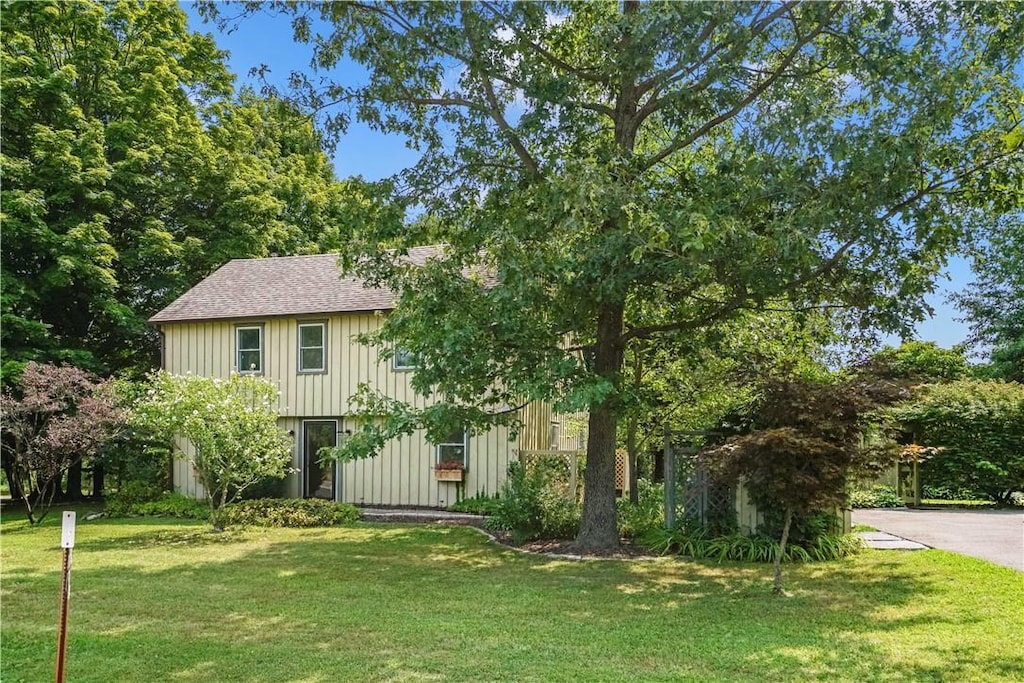 view of front of property featuring a front lawn