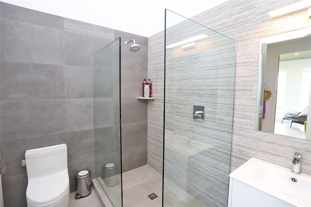 bathroom featuring backsplash, toilet, a tile shower, and tile walls