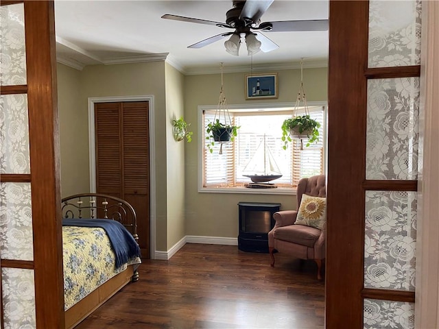 bedroom with ceiling fan, a closet, dark wood-type flooring, and ornamental molding