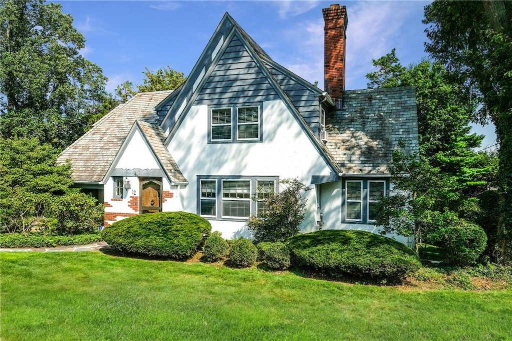 tudor house featuring a front yard