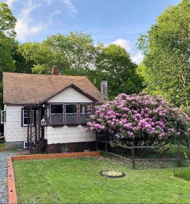 view of front facade with a front yard