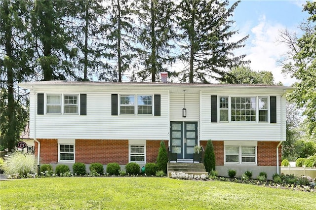 bi-level home featuring a front yard