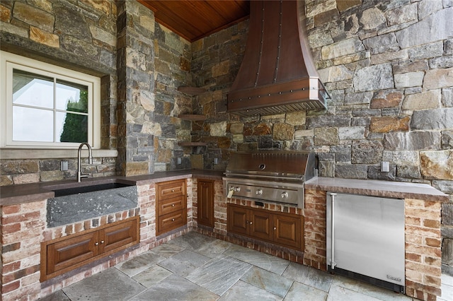 33 Livingston Ave, Dobbs Ferry, NY 10522 - view of patio featuring a sink