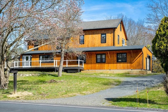 view of front of house with a front lawn