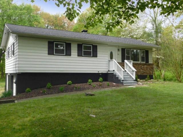 view of front of house with a front lawn