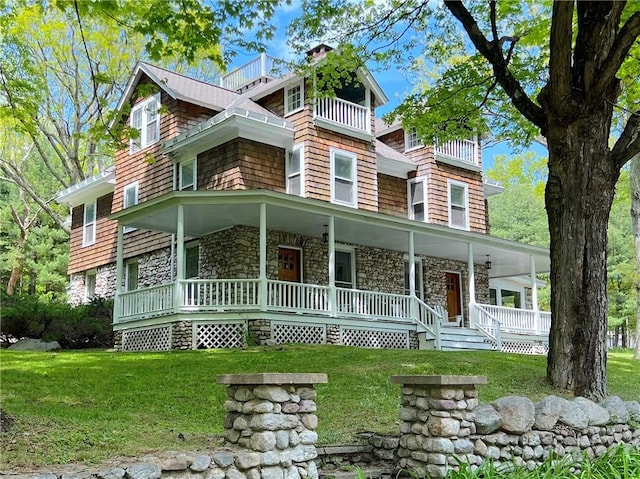 view of front of home with a front lawn and covered porch