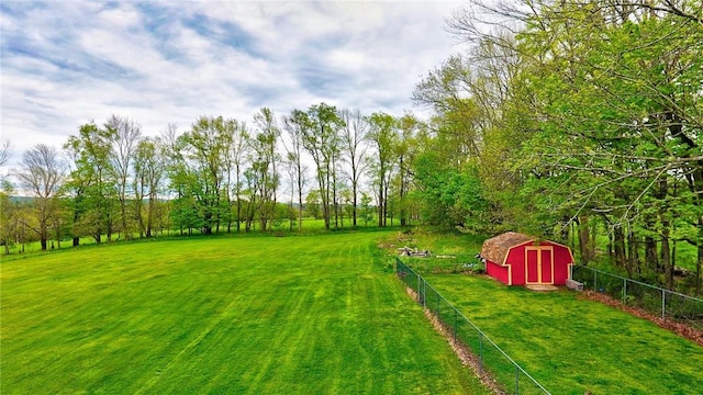 view of yard with a shed