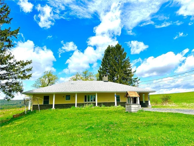 view of front facade featuring a front lawn