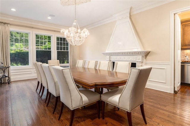 dining room featuring ornamental molding, dark wood-type flooring, and an inviting chandelier