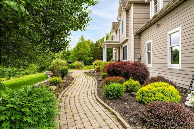 view of yard featuring a balcony