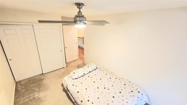 unfurnished bedroom featuring ceiling fan and a closet