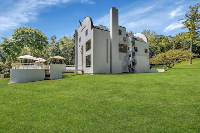 back of house featuring a lawn