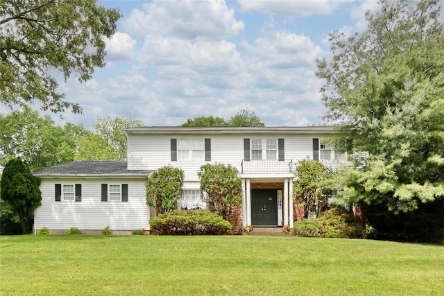 view of front facade featuring a front lawn