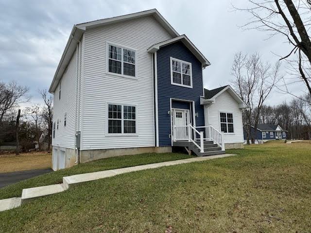 view of front facade featuring a front lawn