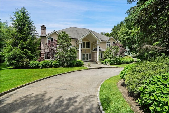 view of front of home featuring a front yard