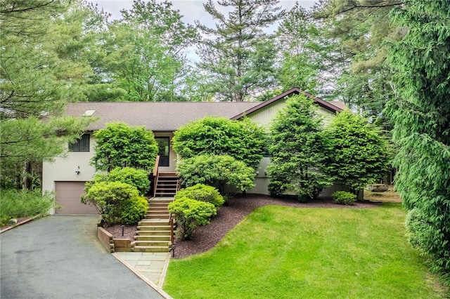 view of front of home featuring a front lawn and a garage