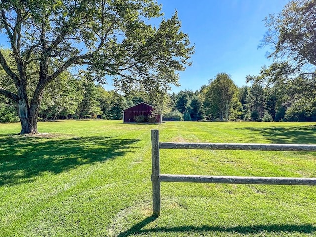 view of yard with an outbuilding