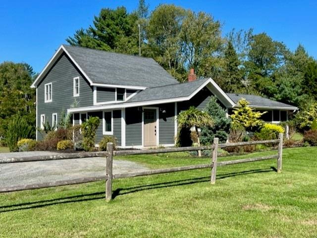 view of front of home featuring a front yard