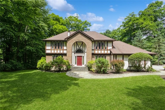 view of front of home featuring a front lawn