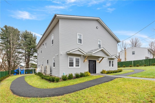 view of front of home featuring a front yard