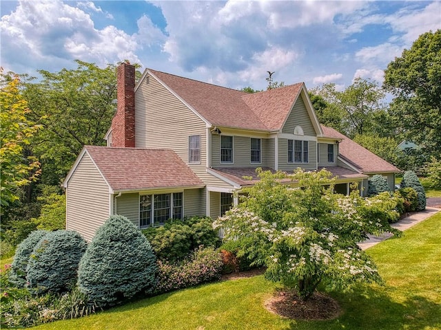 view of front of home featuring a front lawn