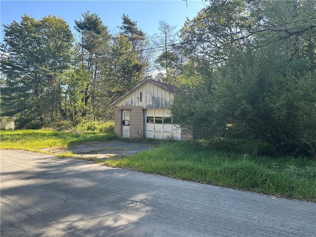 view of detached garage