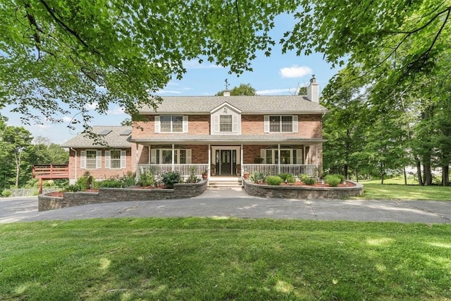 view of front facade featuring a front lawn and a porch