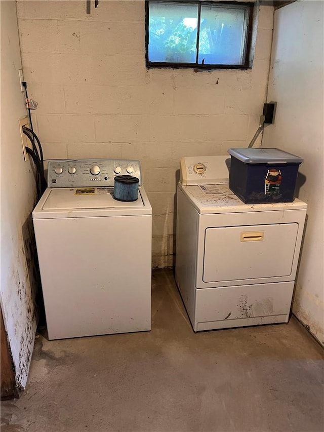 washroom featuring washing machine and clothes dryer