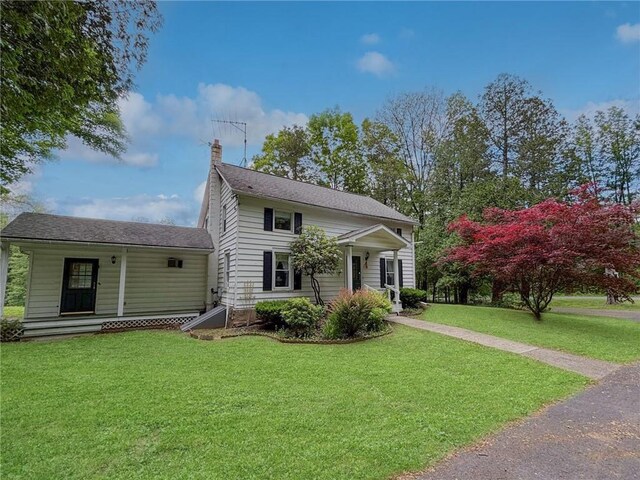 view of front of property with a front yard