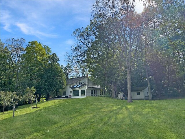 view of yard featuring an outdoor structure