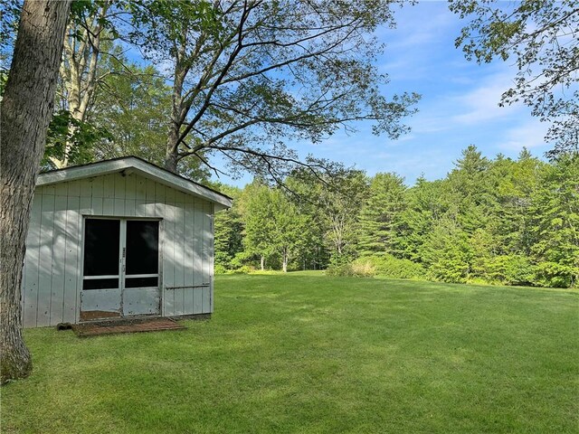 view of yard with a storage unit