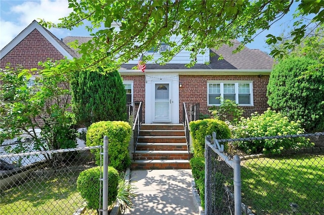 view of front of home featuring a front lawn