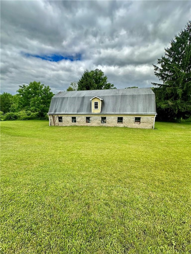 view of front of property with a front lawn