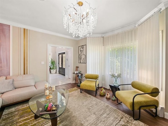 living room featuring crown molding, a notable chandelier, and hardwood / wood-style flooring