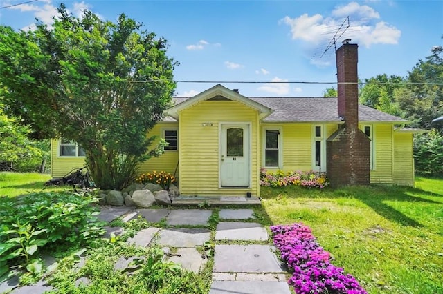 view of front of house with a front lawn