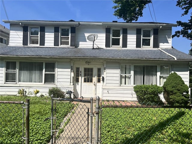 view of front of property featuring a front lawn