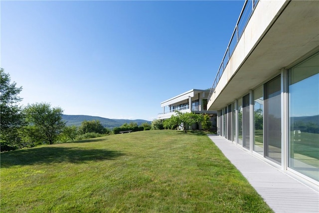 view of yard with a mountain view