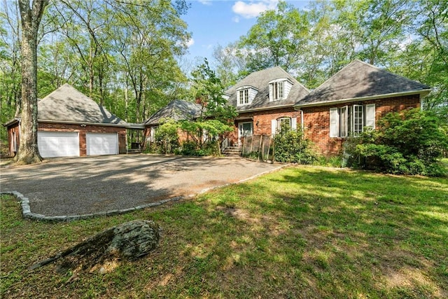 view of front of home featuring a front yard