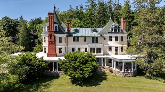 back of house featuring a yard