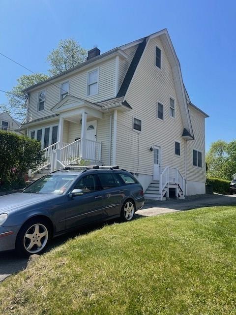 view of front facade with a front yard