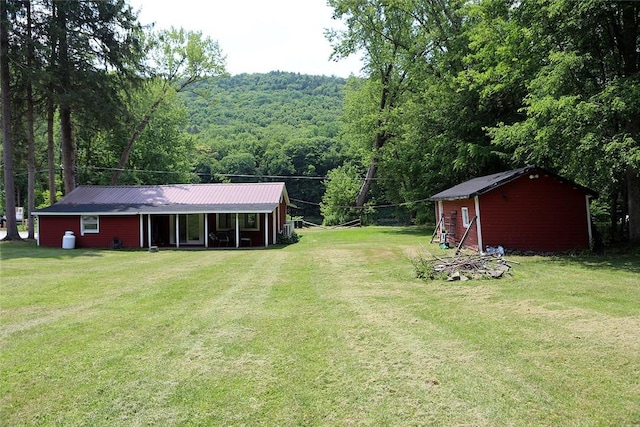 view of yard featuring an outdoor structure