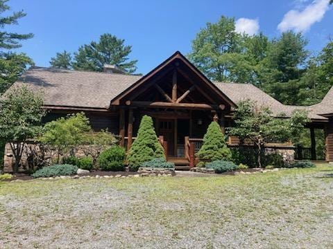 view of front facade featuring a front lawn