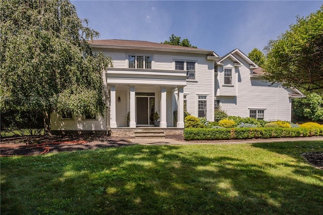 view of front facade featuring a front yard