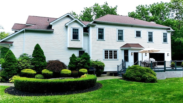 view of front facade with a front yard