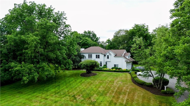 view of front of home featuring a front yard