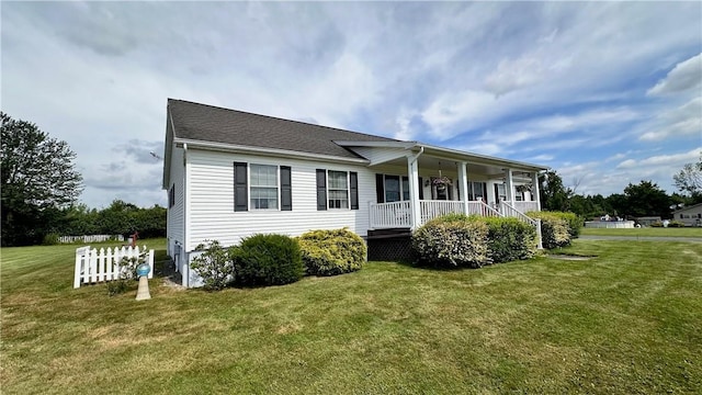 view of front facade featuring a front yard and a porch