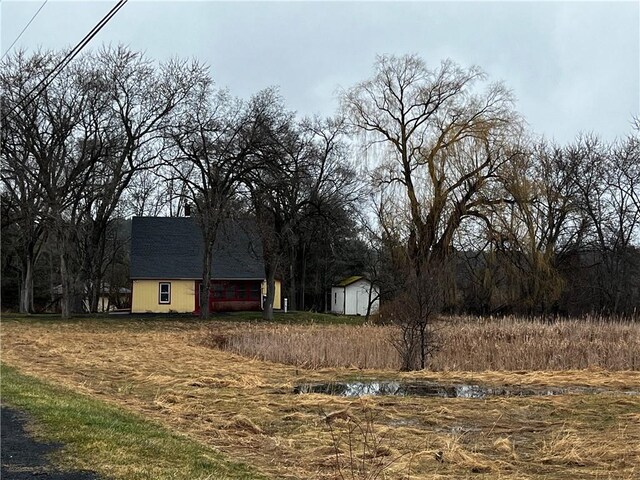 view of yard with a shed