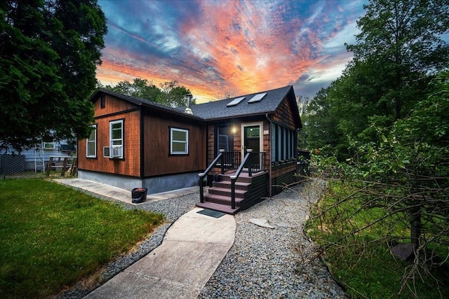 view of front of house featuring a yard