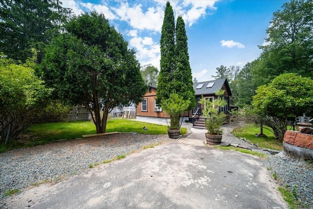 view of front of house featuring a front yard