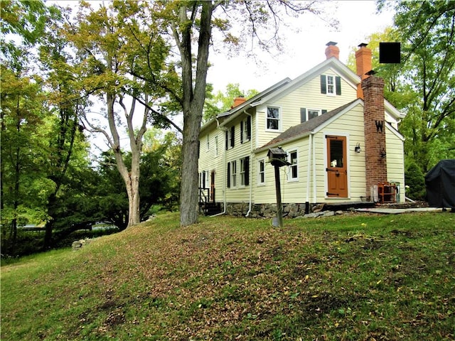 view of front facade with a front lawn